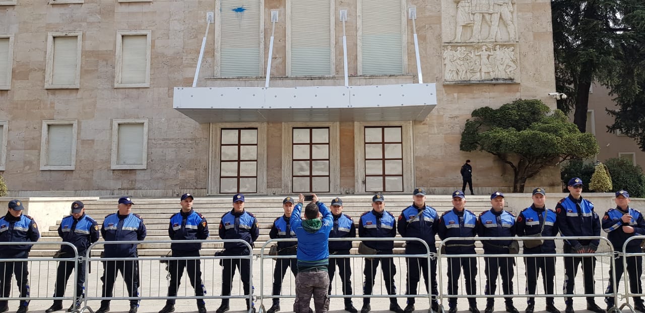 Autobotë me ujë dhe furgona policie, blindohet Kryeministria pak minuta para protestës
