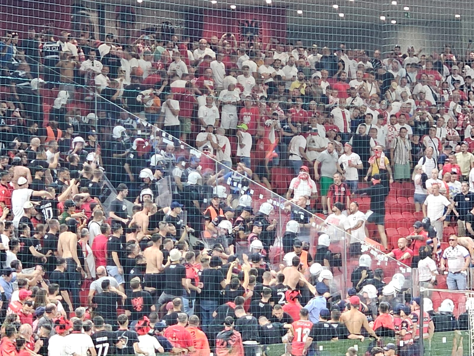 Sherr në stadium, tifozët polakë sulmojnë kuqezinjtë