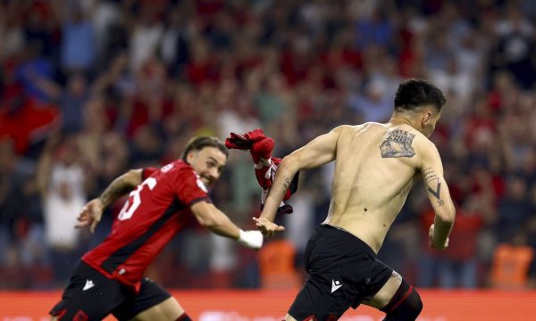 Daku çmend edhe serbët, kërkojnë llogari në UEFA për tatuazhin e sulmuesit