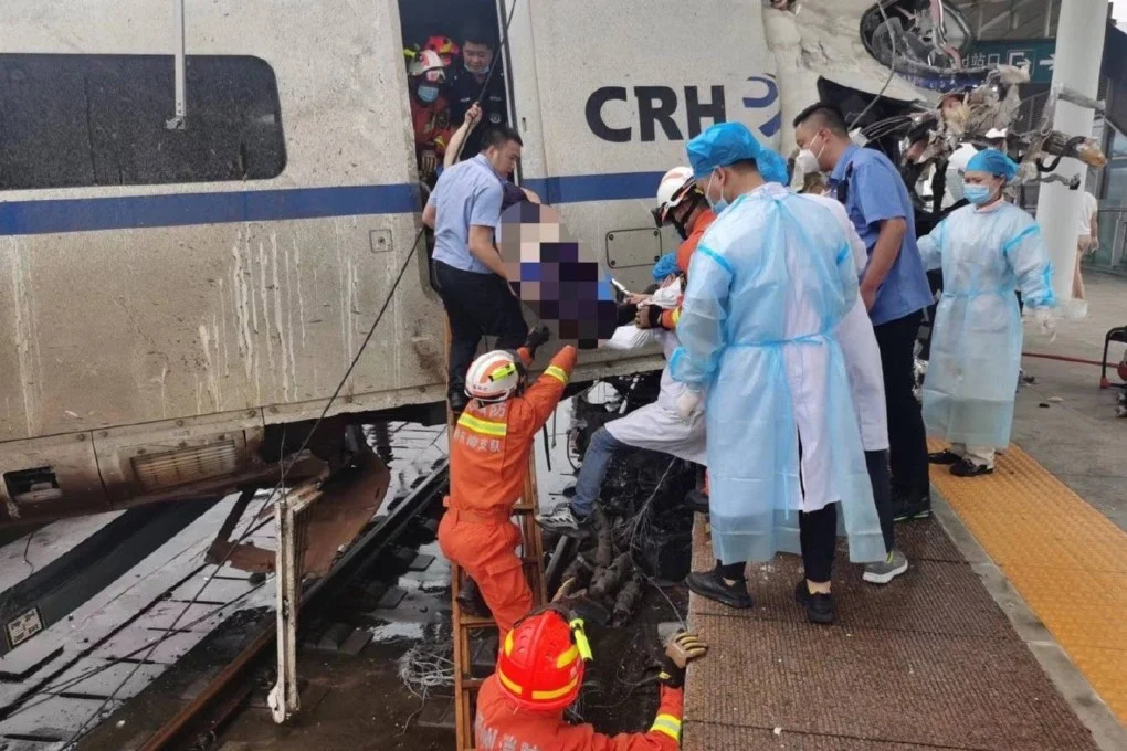 Treni del nga shinat në Kinë, mbi 100 persona të plagosur (VIDEO)
