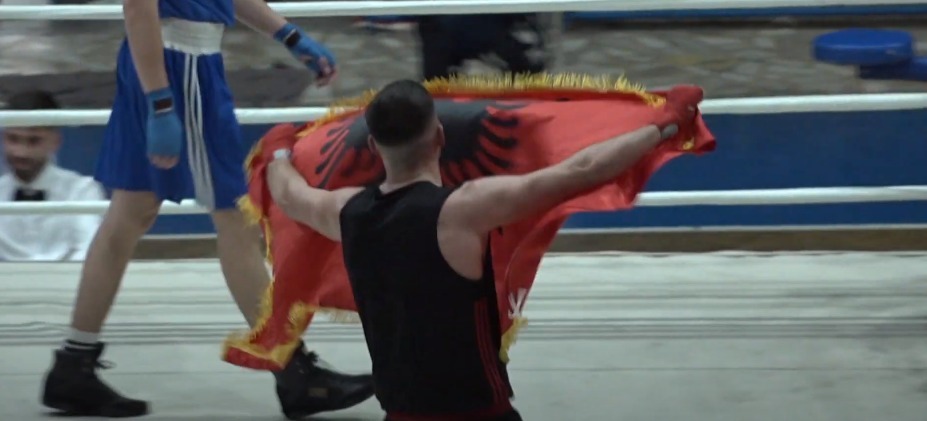 Turneu i boksit “Open Ballkan”/ Triumfon Leo Xhangoli, mundi serbin Vuk-Kruševac