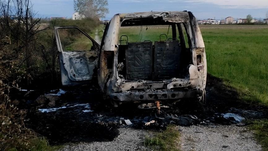 Bejtja u kthye në shtëpi pas 8 muajsh “i zhdukur”. Në mjetin e djegur u gjetën 4 kallashnikovë