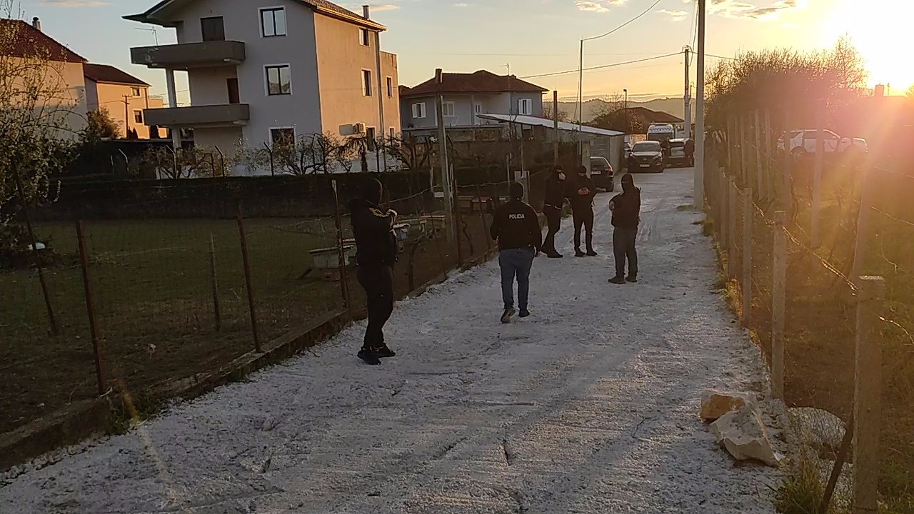 DETAJE/ Gentjan Bejtja tentoi të largohej me vrap kur po qëllohej me breshëri në oborr