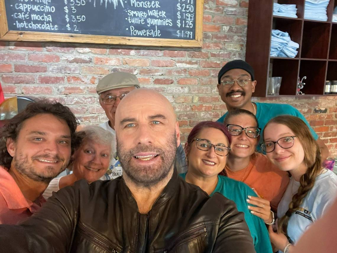 John Travolta rikthehet në kinema me trillerin policor “Cash Out”