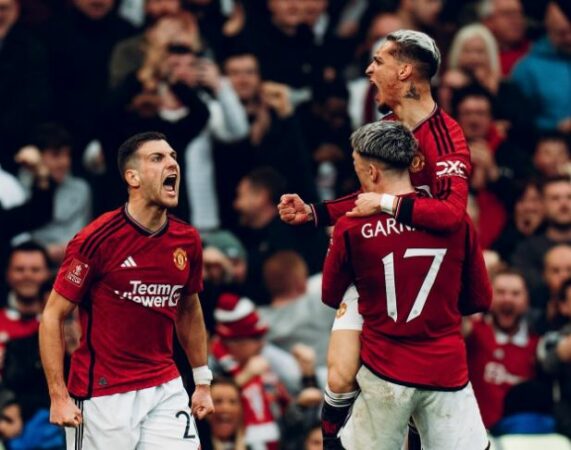 Triller në “Old Trafford”! Liverpool eliminohet në shtesën e shtesës, United në gjysmëfinale