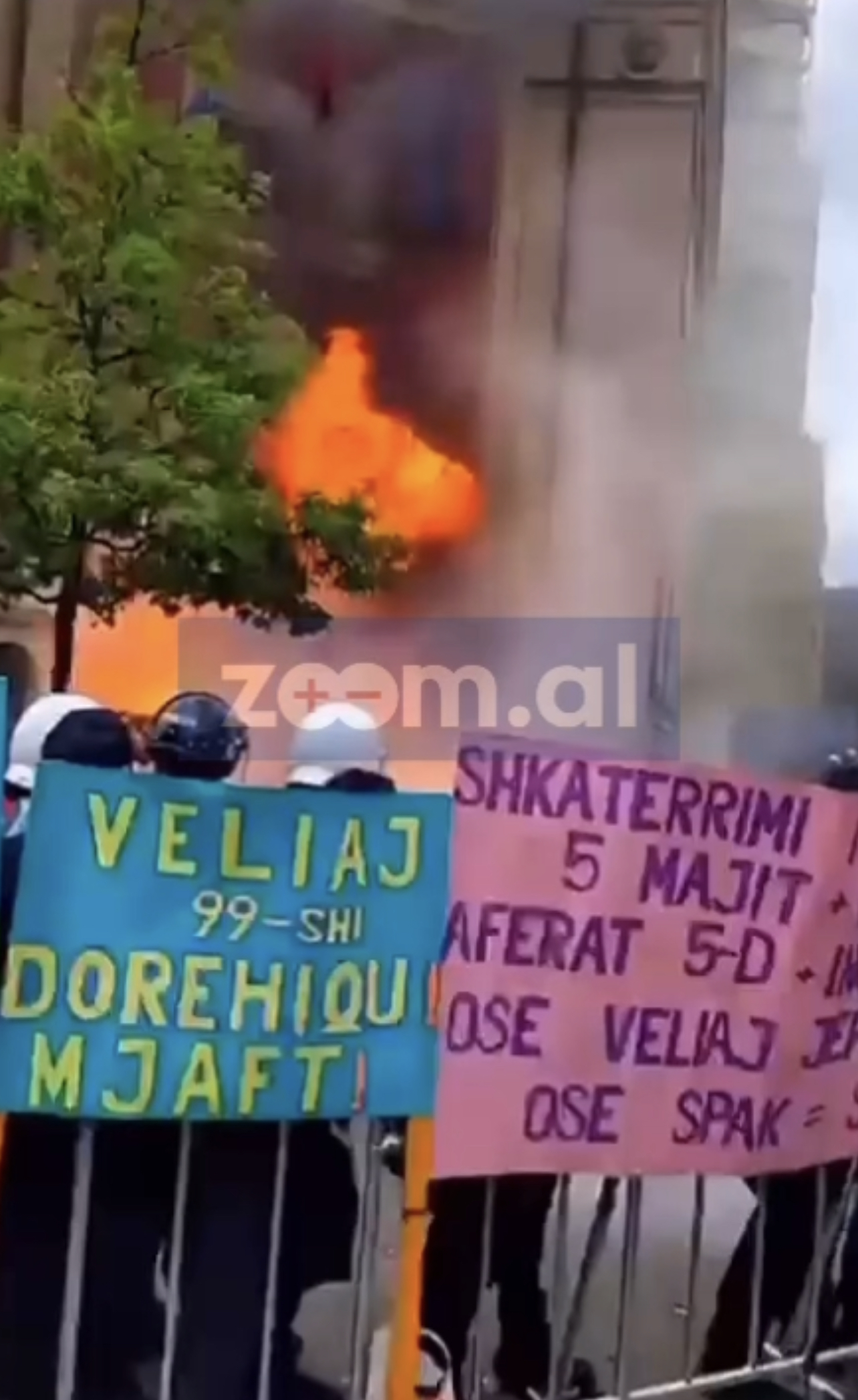 Bashkia e Tiranës u godit me “Molotov”, Policia arreston 3 protestues, disa të tjerë nën hetim