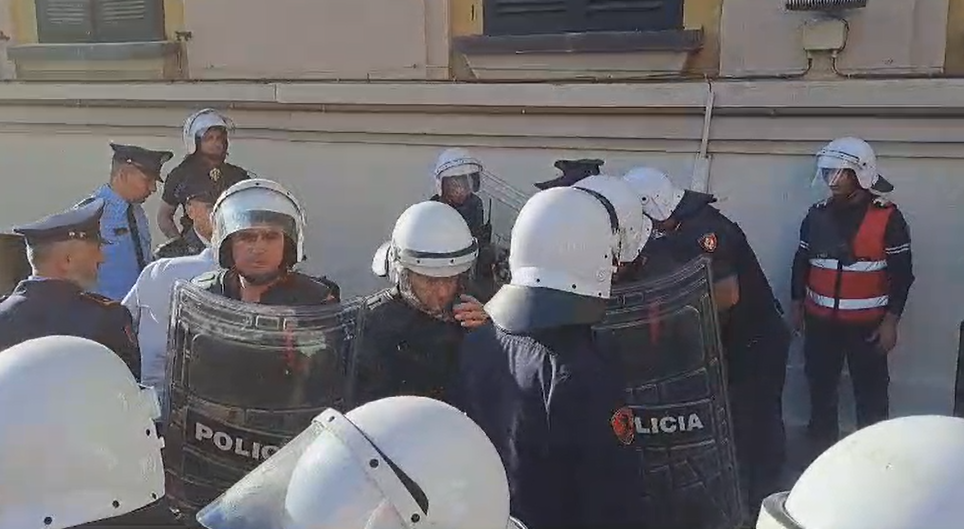 Protesta tek Bashkia, polici humb ndjenjat. Mjeku i PD-së i jep ndihmën e parë