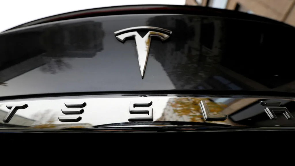 Tesla sjell modele të reja ndërsa fitimet bien