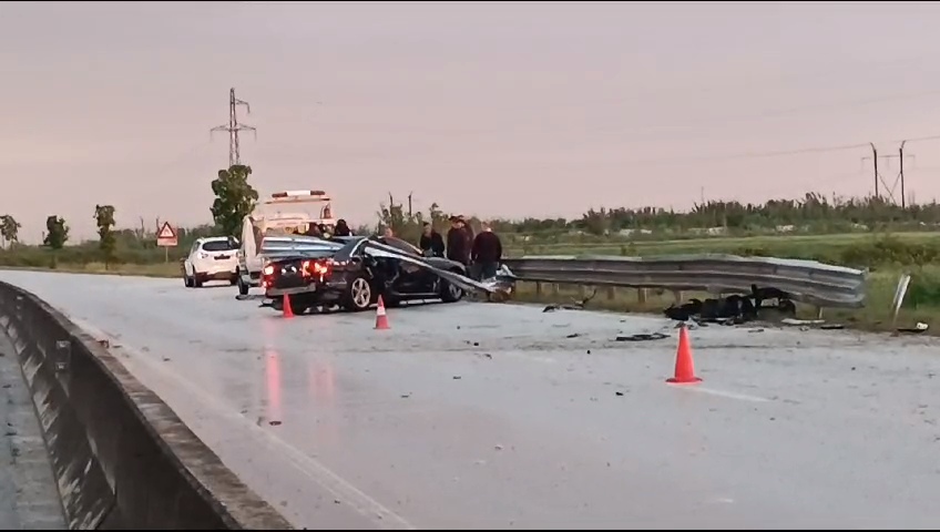 VIDEO/ Parakalim i gabuar në Lushnje – “Audi” përplaset me barrierën anësore, 2 të plagosur