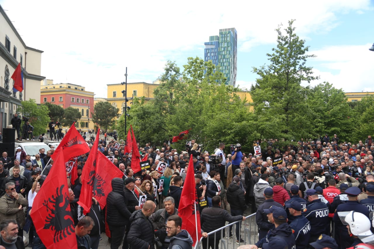 Protesta e Rithemelimit frikëson Bashkinë Tiranë. Mbledhja e këshillit online “për arsye sigurie”