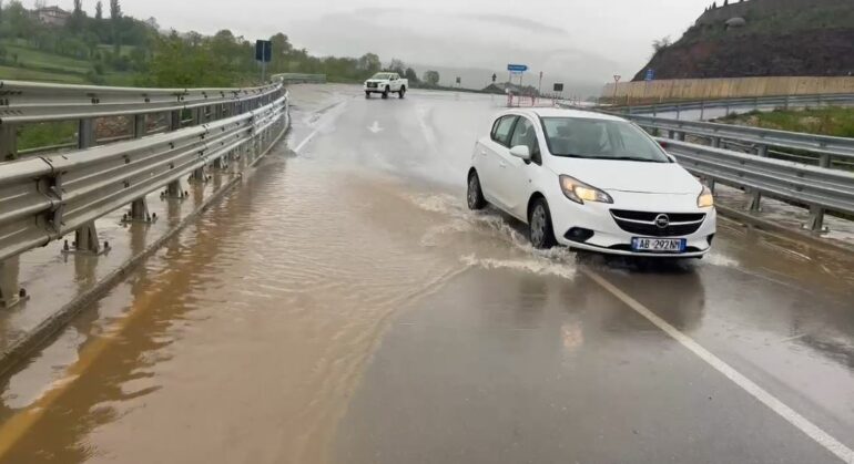 Moti i keq/ Përmbytet “Rruga e Arbrit” në Bulqizë, pritet dhe intensifikimi i reshjeve të shiut