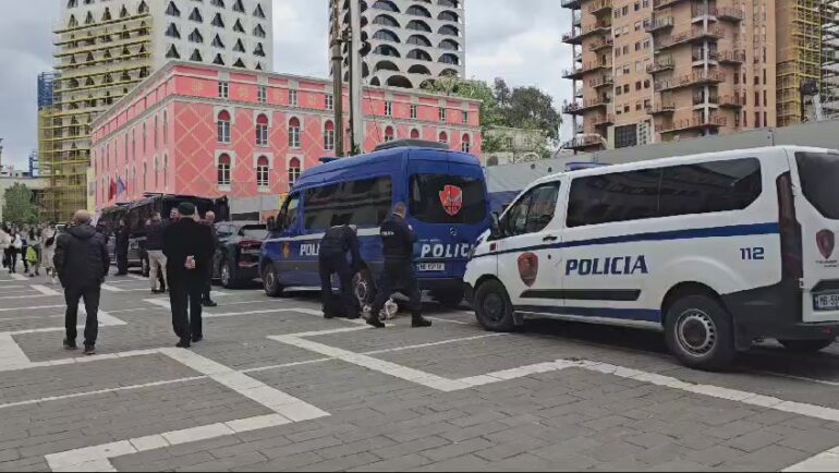 Nis protesta te Bashkia e Tiranës, Policia rrethon godinën me efektivë dhe autobote uji