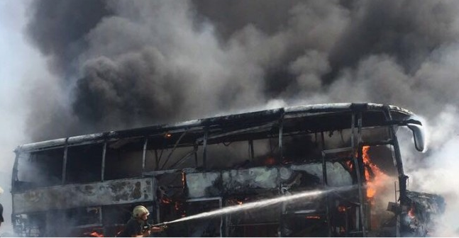 Digjen gjatë natës autobusi dhe furgoni në Delvinë, dyshohet edhe për zjarrëvënie të qëllimshme