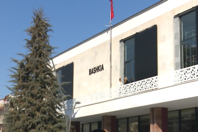Pezullohen nga detyra 4 punonjës të bashkisë Korçë, akuzat ndaj tyre