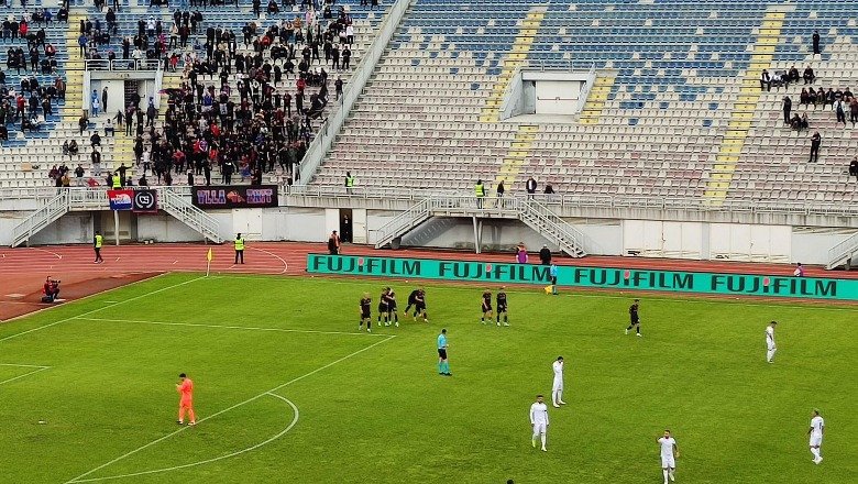 “Hirushet” në finalen e Kupës së Shqipërisë, Kukësi i rënë bën mrekullinë! Dy fotot epike të festës