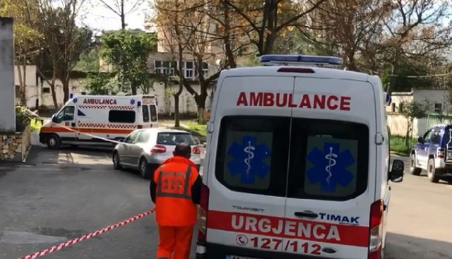 Punonjësi i Bashkisë Elbasan ra duke riparuar ndriçimin dhe vdiq në spital, në kërkim përgjegjësi