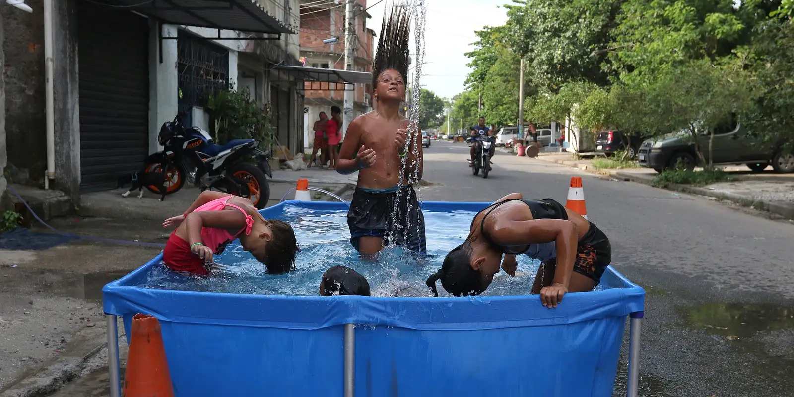 Kina përmbytet, Filipinet digjen! I nxehtë rekord, shkollat mbyllen dhe mësimi kalon online