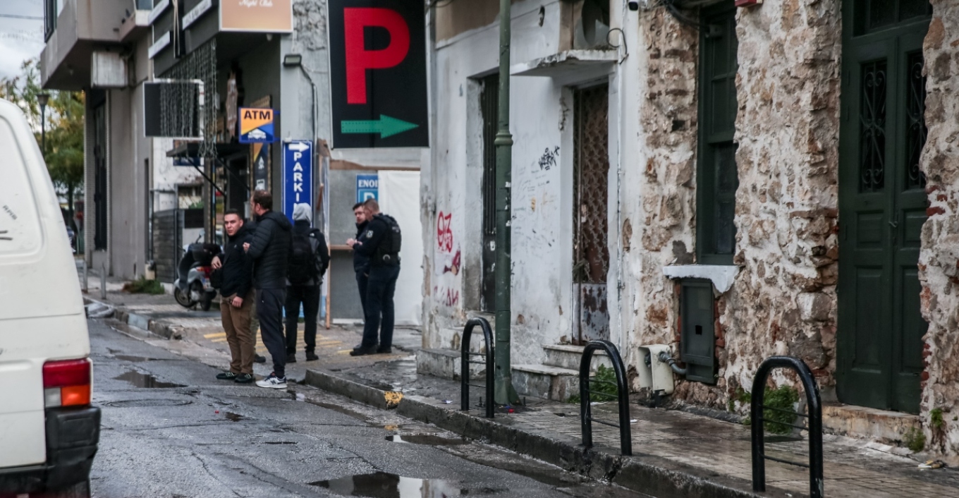 Shqiptari i çon “ushtarë” të armatosur biznesmenit grek për borxhin 50 mijë euro, 2 në pranga