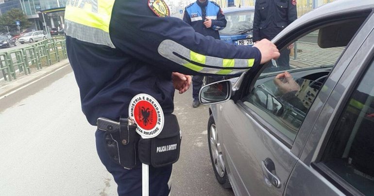 AMP e arreston të dehur në timon, pezullohet polici i Komisariatit Kavajë