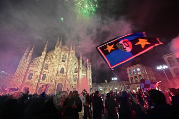 VIDEO/ Festa e çmendur e tifozëve të Interit te sheshi “Duomo”, nuk mungon as traktori…