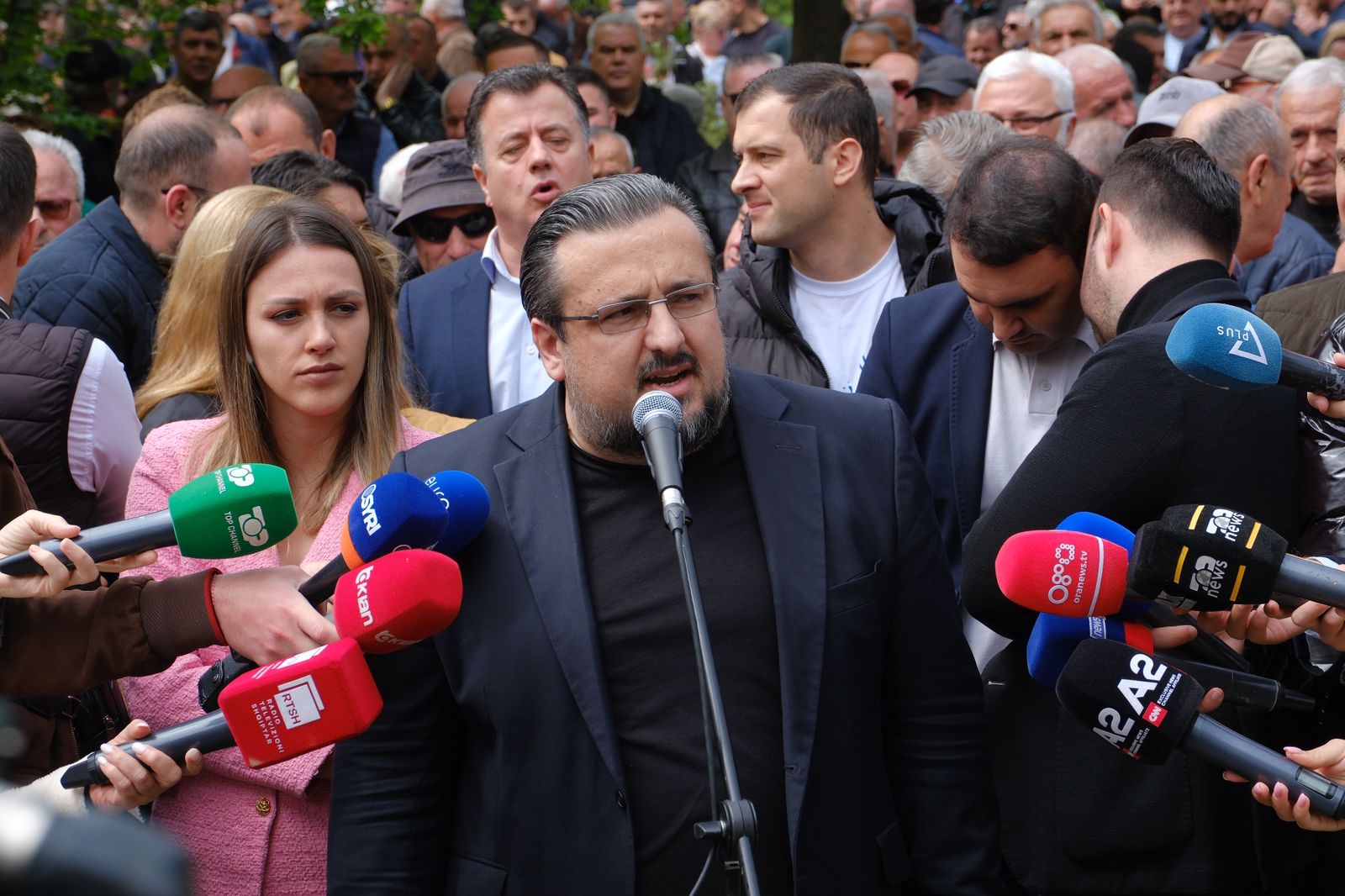 Rriten tensionet te Bashkia, këshilltarët e opozitës tentojnë të çajnë kordonin policor (FOTOT)