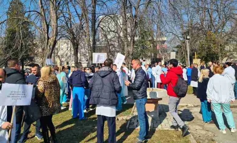Vijojnë protestat e mjekëve në Maqedoninë e Veriut, kërkojnë paga më të larta dhe kushte