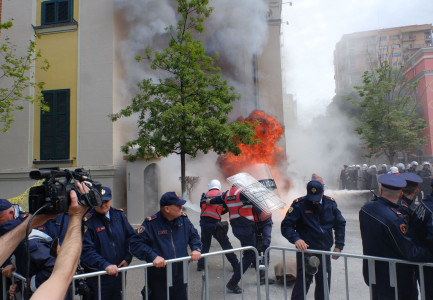 Protesta/ Molotovi ndaj Bashkisë së Tiranës, arrestohet 31-vjeçari me 4 akuza. Një tjetër nën hetim