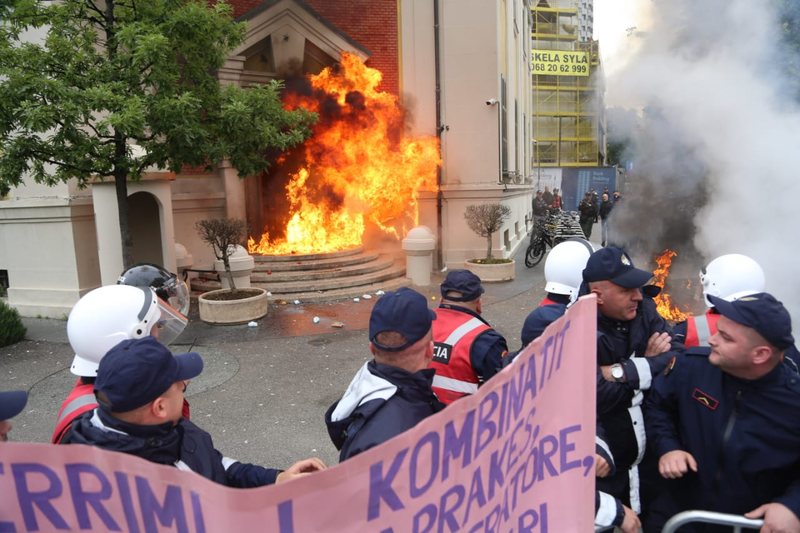 Sot ptotesta te Bashkia e Tiranës, Policia thirrje opozitës: Shmangni dhunën, devijon dhe trafiku