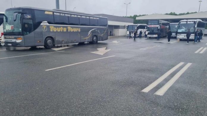 Serbia hakmerret për anëtarësimin e Kosovës në KiE, bllokon autobusët me udhëtarë në kufirin kroat