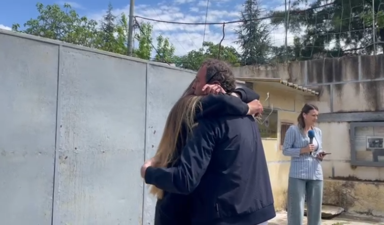VIDEO/ Momenti kur vajza del nga burgu dhe e përlotur takon babanë: Mbaroi o jeta ime