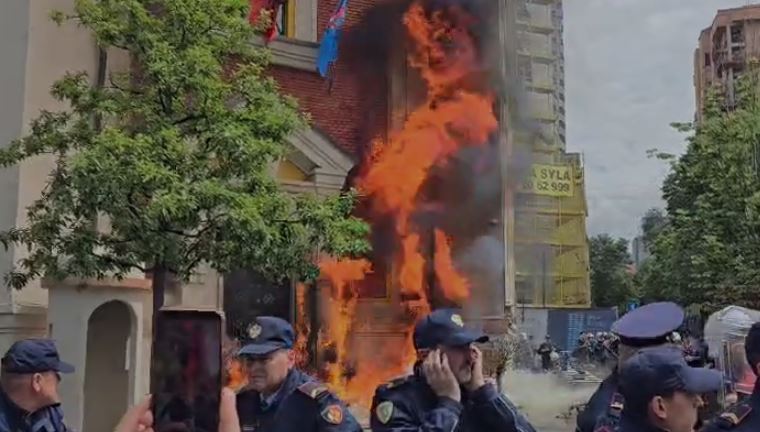 Pas fruta-perimeve, Bashkia e Tiranës përfshihet nga flakët. Sulmohet përsëri me “Molotov”!
