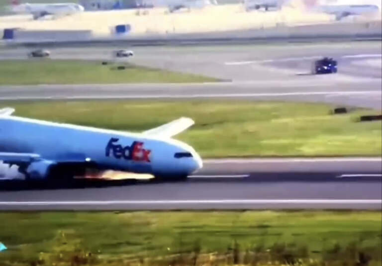 PAMJE TË FRIKSHME‼️Momenti kur një aeroplan mallrash Boeing 767 rrëzohet në aeroport