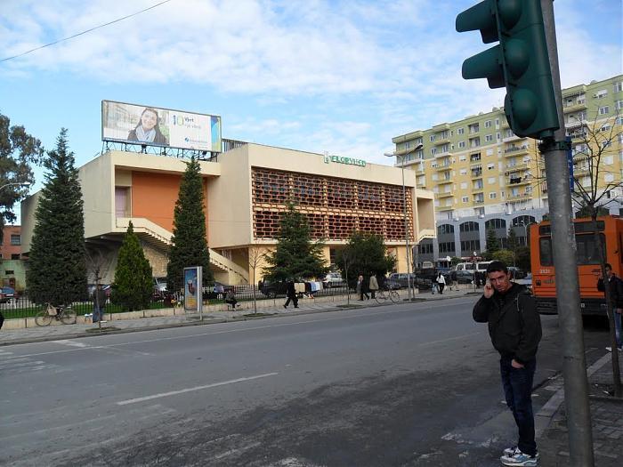 “Plas” te Pallati i Sportit në Durrës. Lojtarë e tifozë përleshen me njëri-tjetrin