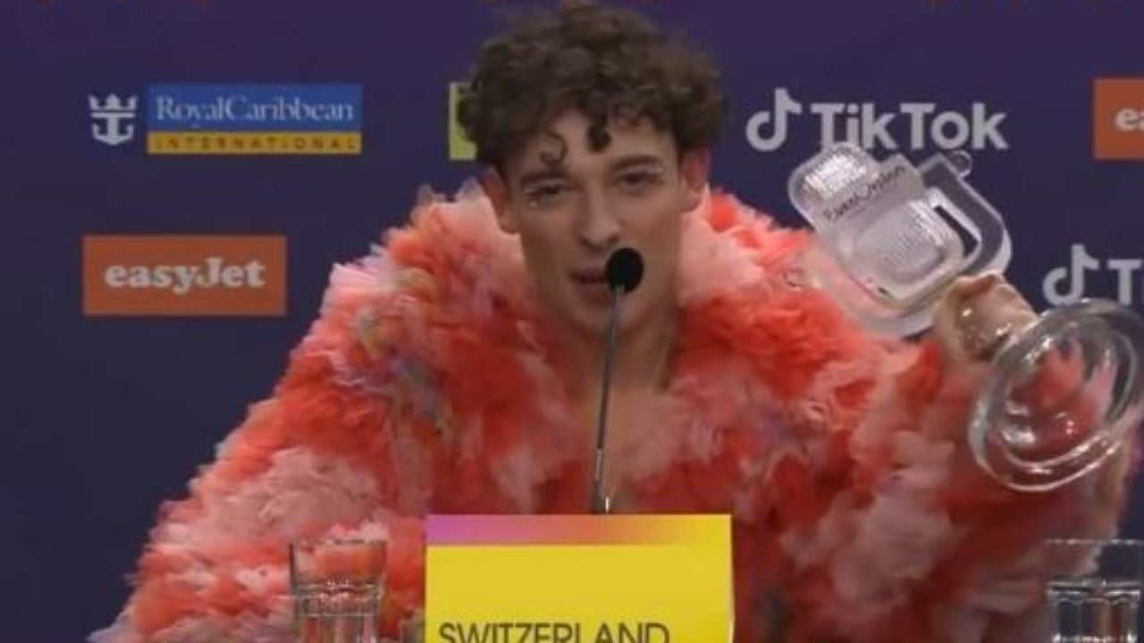 Zvicra fiton Eurovizionin, këngëtari thyen trofeun