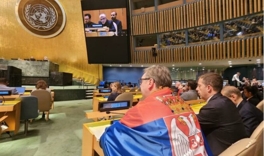 Vuçiç provokon OKB-në, hedh flamurin serb krahëve pas votimit të rezolutës së Serbrenicës