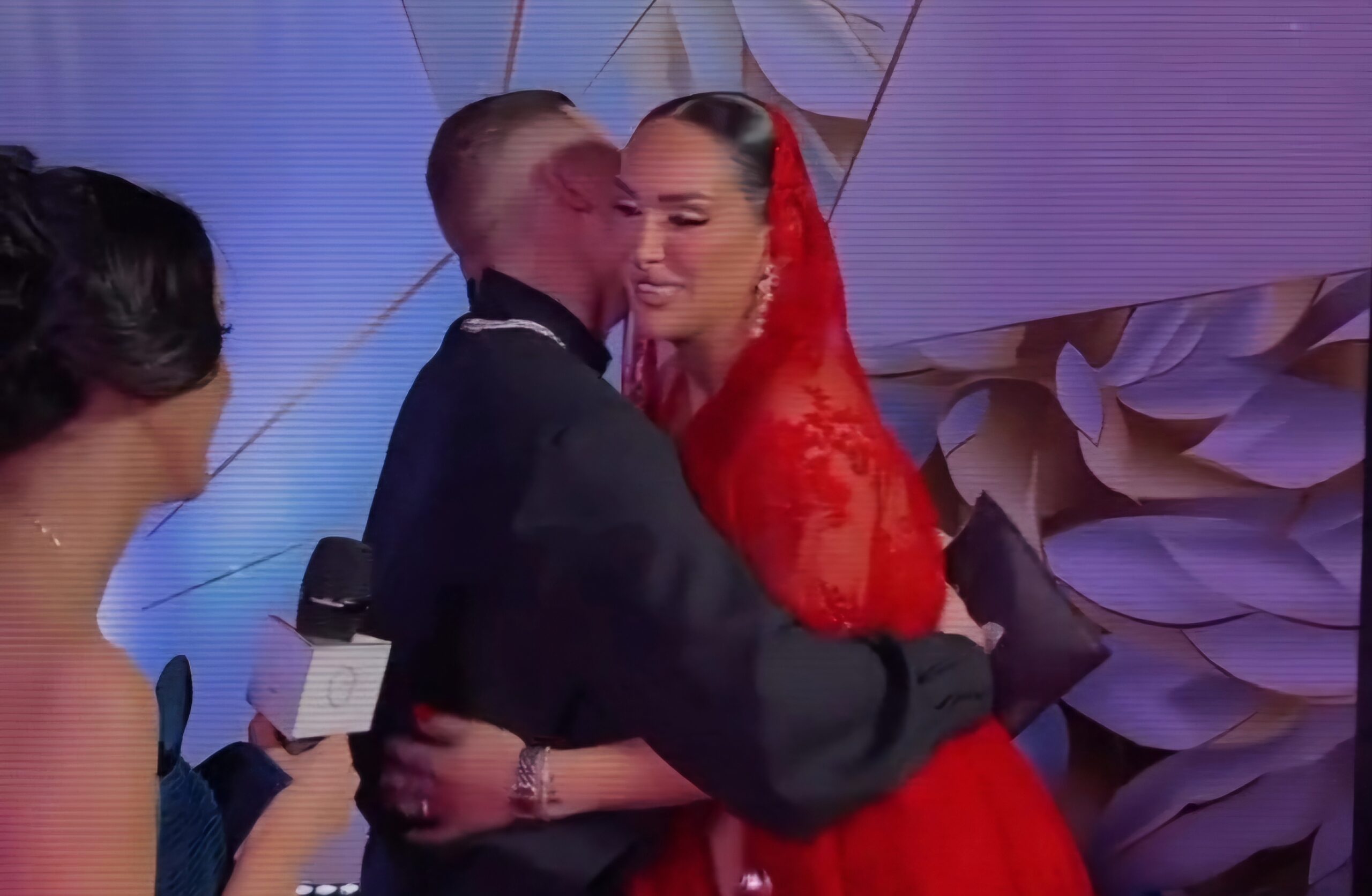Pajtohen Erjola dhe Graciano, përqafim i ngrohtë në tapetin e kuq (VIDEO)