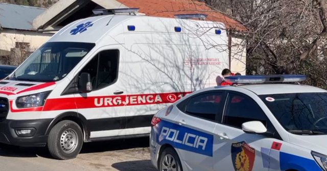 E rëndë në Pogradec, familjarët gjejnë të vetëvarur para banesës 46-vjeçarin. Çfarë dyshon Policia