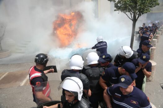 FOTOT/ Çfarë la pas protesta me molotov te Bashkia e Tiranës, e radhës të martën e ardhshme