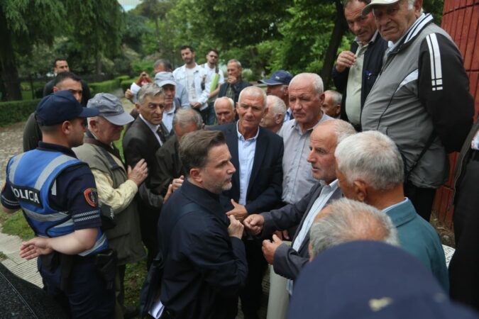Minatorët përsëri protestë para Parlamentit, i zënë rrugën deputetit Erjon Braçe: Pension qesharak!