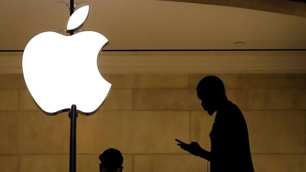 Apple pëson rënien më të madhe të shitjeve për një vit