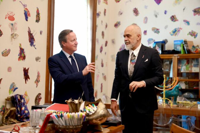 Sekretari britanik Cameron zbarkon në Tiranë, Rama zbardh detaje nga takimi. Në fokus edhe Porti…