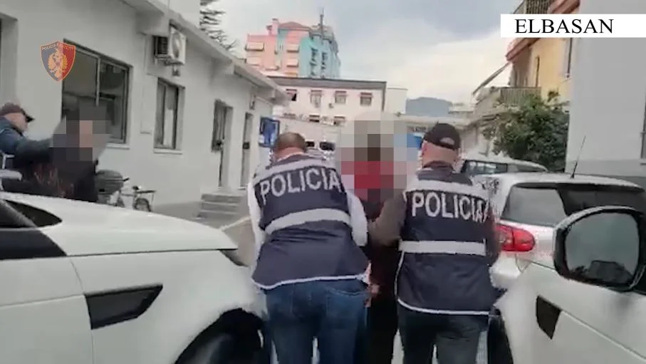 Kërcënuan dhe gjobitën 4 mijë euro pronarin e mobilierisë, arrestohet 55-vjeçari. Një në kërkim