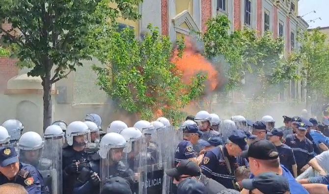 Foto/ Rriten tensionet, protestuesit çajnë gardhin e Policisë me skafandra, heqin një nga barrierat