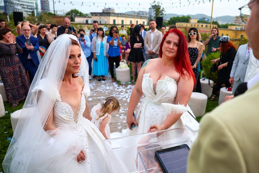 Flet një prej vajzave lesbike që u martua në tarracën e bashkisë: Dashuria është fjala e Zotit