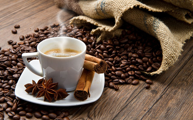 Sa kafe në ditë duhet të pijnë ata që vuajnë nga tensioni