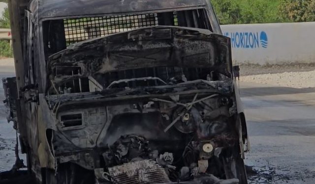 Kamionçina shpërthen në flakë në aksin Radhimë-Vlorë, shpëton për mrekulli drejtuesi