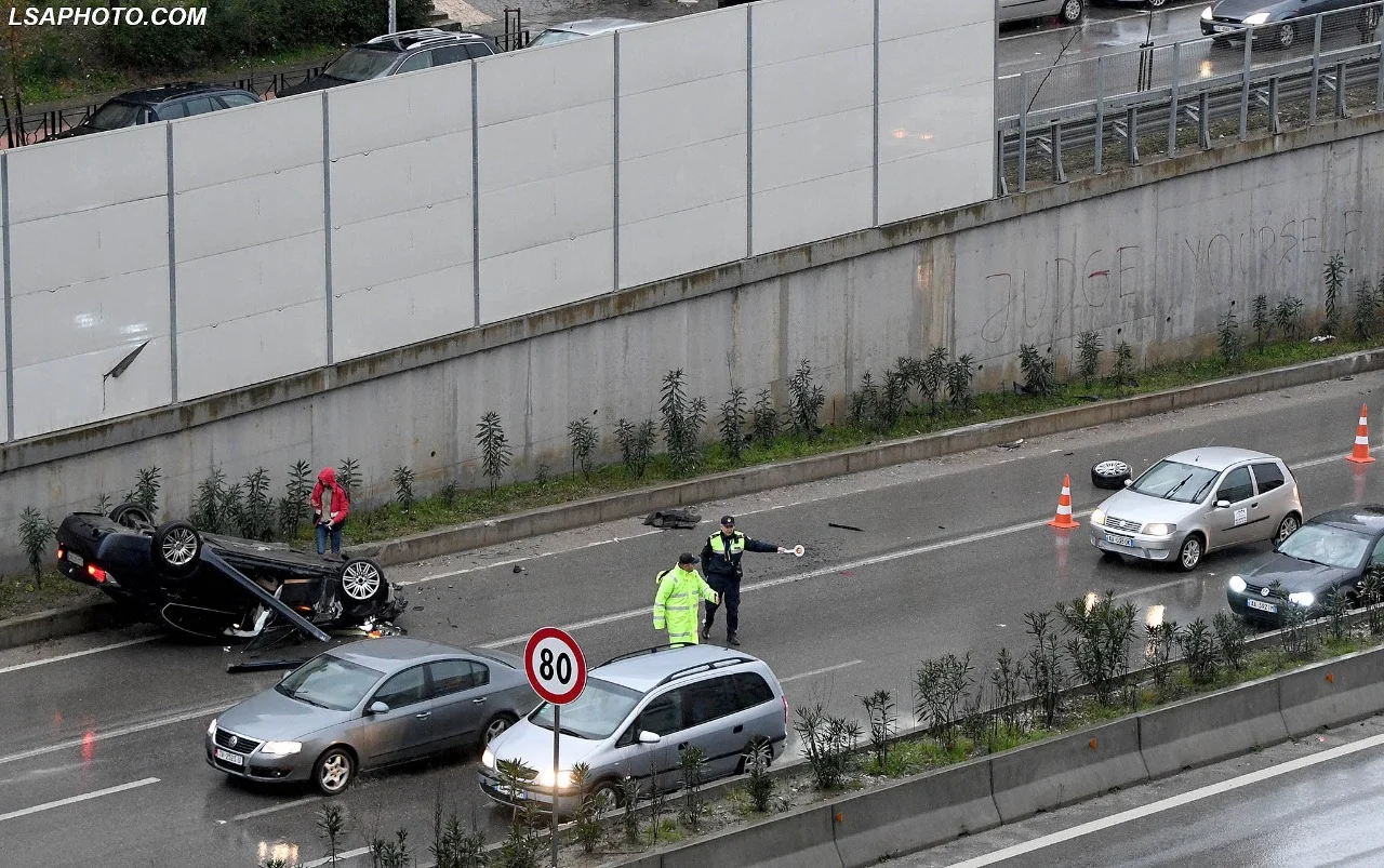VIDEO/ Tjetër aksident dramatik në Shkozë, makina përmbyset në mes të rrugës!