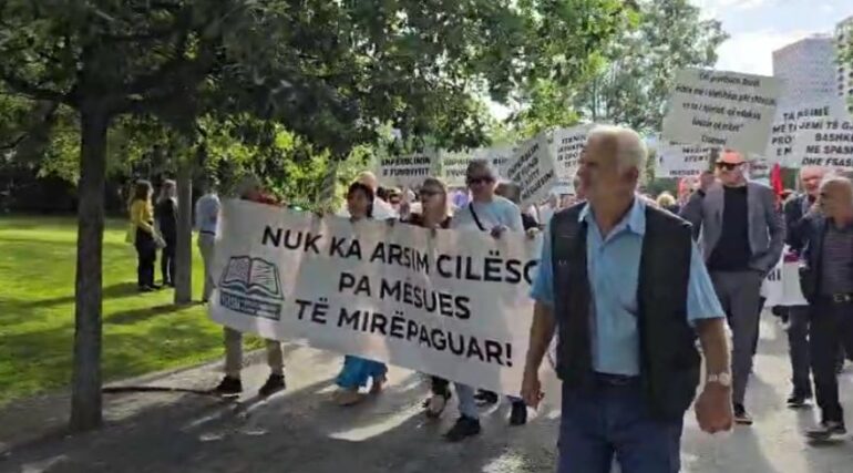 1 Maji, mësuesit protestojnë para Ministrisë së Arsimit: Nuk ka arsim cilësor, pa paga të mira!