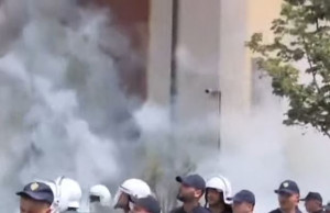 Tensione dhe molotov në protestë, Bashkia e Tiranës në flakë! Policia apelon, ndërpriten dritat