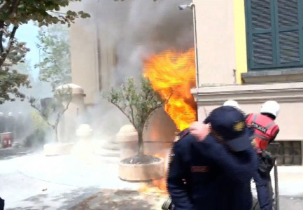 Përshkallëzohet protesta, sulmohet me molotov Bashkia. Kaos, tym dhe flakë…